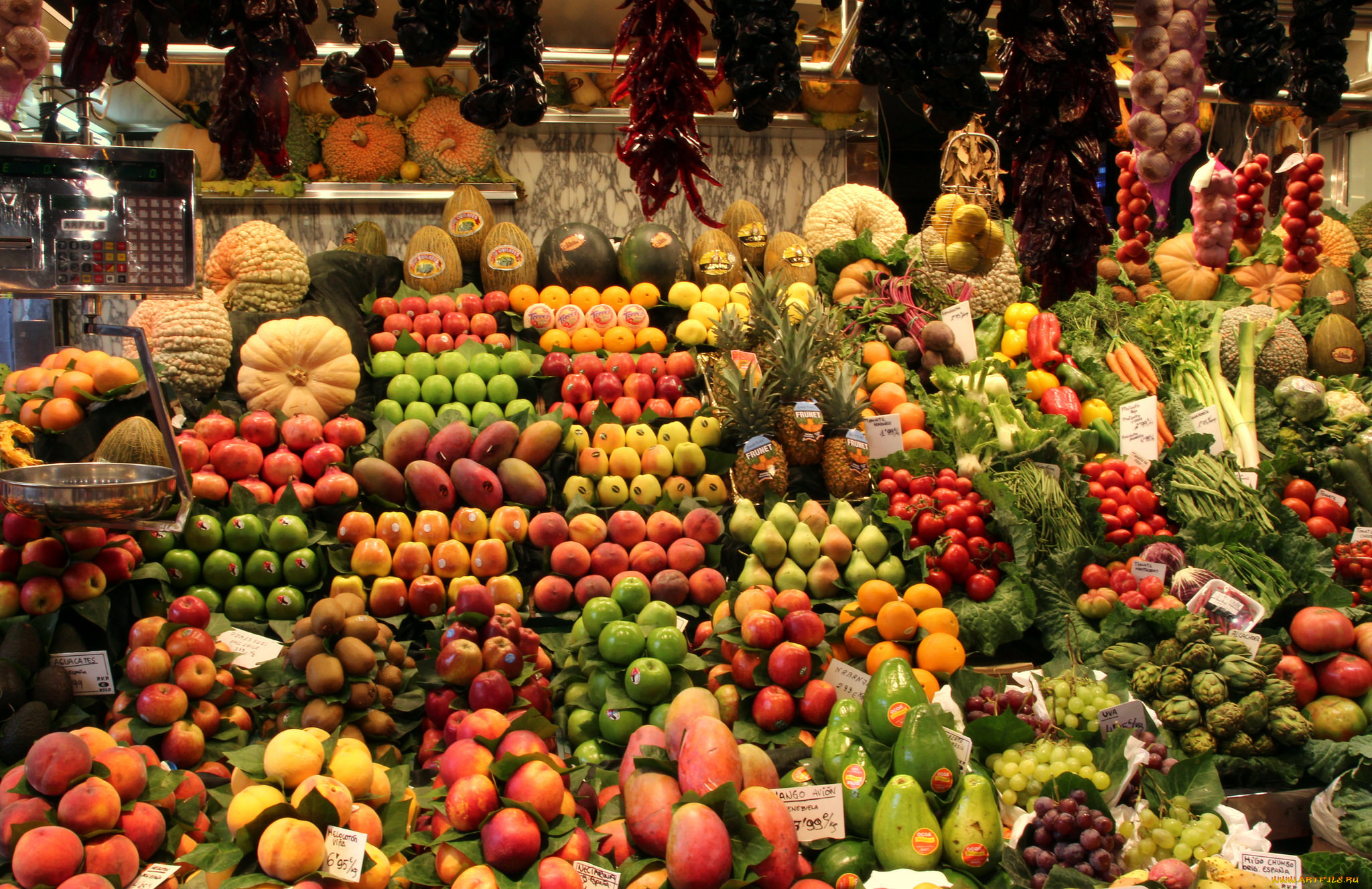 Рынок витрины. Выкладка овощей и фруктов. Прилавок с овощами и фруктами. Витрина овощи фрукты. Выкладка фруктов.